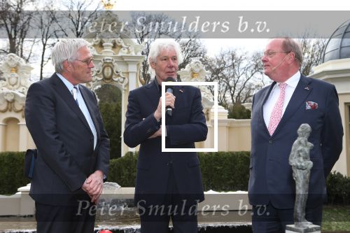 Kaatsheuvel, 13 December 2012
Paul v Vliet 20 jaar Ambassadeur van Unicef
Paul met Bouke Wijbrandi, directeur Unicef Nederland en Bart de Boer, Voorzitter Raad van bestuur Efteling
Foto Peter Smulders BV