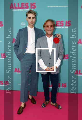 Amsterdam 29 juli 2020
Premiere alles is zoals het zou moeten zijn in euroscoop, De film is naar een boek van Daphne Deckers. Bastiaan v Schaik met zijn nieuwe vriend Bennet
