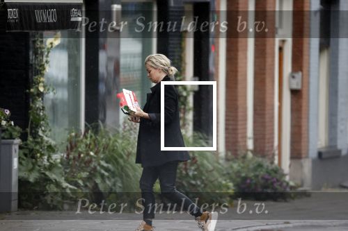 Amsterdam 26 juli 2020
Bridget Maasland in de regen op straat