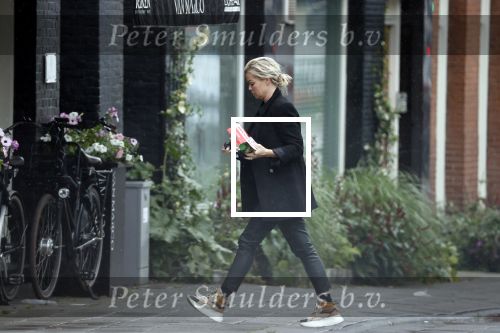 Amsterdam 26 juli 2020
Bridget Maasland in de regen op straat
