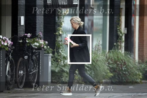 Amsterdam 26 juli 2020
Bridget Maasland in de regen op straat