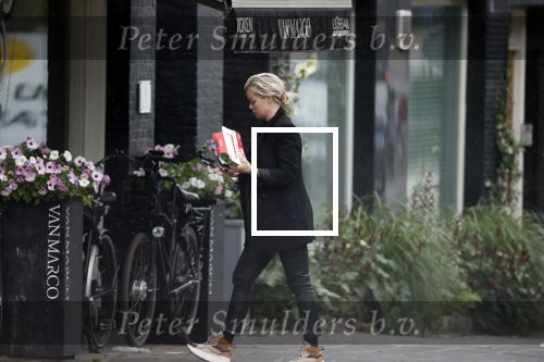 Amsterdam 26 juli 2020
Bridget Maasland in de regen op straat