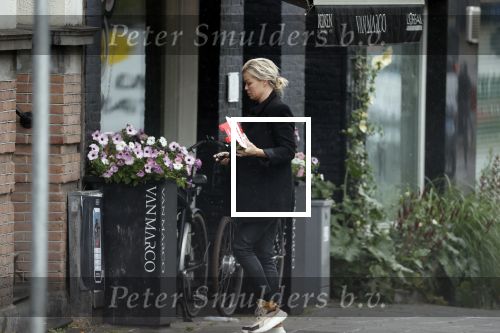 Amsterdam 26 juli 2020
Bridget Maasland in de regen op straat