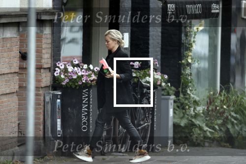 Amsterdam 26 juli 2020
Bridget Maasland in de regen op straat
