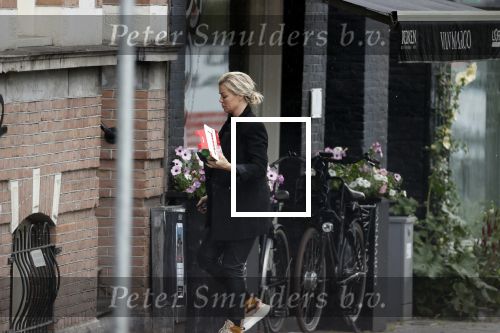 Amsterdam 26 juli 2020
Bridget Maasland in de regen op straat