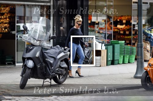 Amsterdam 22 juli 2020
Connie Witteman doet boodschappen met haar Biro CCCC karretje
