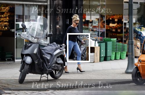 Amsterdam 22 juli 2020
Connie Witteman doet boodschappen met haar Biro CCCC karretje