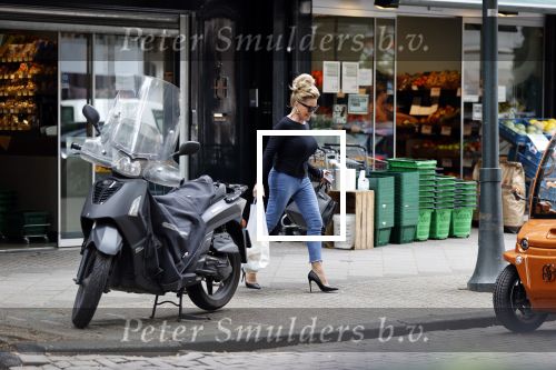 Amsterdam 22 juli 2020
Connie Witteman doet boodschappen met haar Biro CCCC karretje