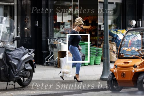 Amsterdam 22 juli 2020
Connie Witteman doet boodschappen met haar Biro CCCC karretje