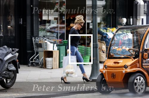 Amsterdam 22 juli 2020
Connie Witteman doet boodschappen met haar Biro CCCC karretje