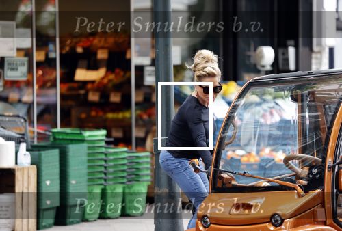 Amsterdam 22 juli 2020
Connie Witteman doet boodschappen met haar Biro CCCC karretje