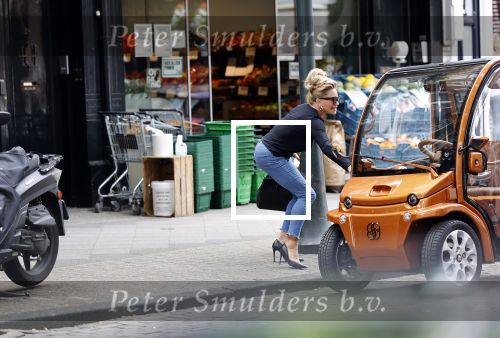 Amsterdam 22 juli 2020
Connie Witteman doet boodschappen met haar Biro CCCC karretje