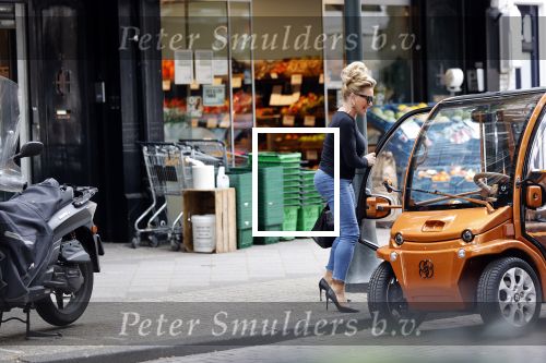 Amsterdam 22 juli 2020
Connie Witteman doet boodschappen met haar Biro CCCC karretje