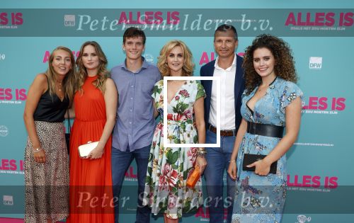 Amsterdam 29 juli 2020
Premiere alles is zoals het zou moeten zijn in euroscoop, De film is naar een boek van Daphne Deckers. Daphne kwam met haar man Richard Krajicek hun kinderen Emma en Alec en de vriendin van Alec