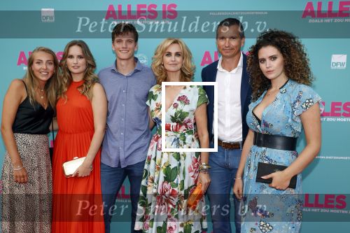Amsterdam 29 juli 2020
Premiere alles is zoals het zou moeten zijn in euroscoop, De film is naar een boek van Daphne Deckers. Daphne kwam met haar man Richard Krajicek hun kinderen Emma en Alec en de vriendin van Alec