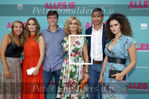 Amsterdam 29 juli 2020
Premiere alles is zoals het zou moeten zijn in euroscoop, De film is naar een boek van Daphne Deckers. Daphne kwam met haar man Richard Krajicek hun kinderen Emma en Alec en de vriendin van Alec