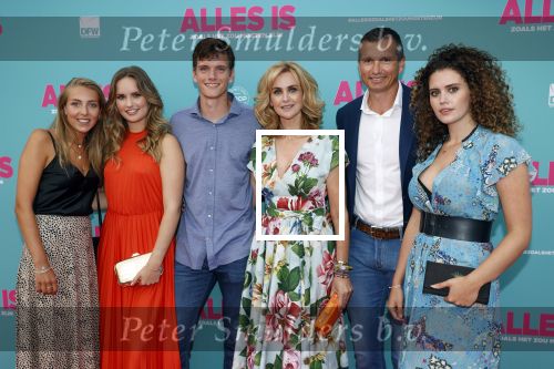 Amsterdam 29 juli 2020
Premiere alles is zoals het zou moeten zijn in euroscoop, De film is naar een boek van Daphne Deckers. Daphne kwam met haar man Richard Krajicek hun kinderen Emma en Alec en de vriendin van Alec