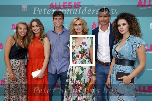 Amsterdam 29 juli 2020
Premiere alles is zoals het zou moeten zijn in euroscoop, De film is naar een boek van Daphne Deckers. Daphne kwam met haar man Richard Krajicek hun kinderen Emma en Alec en de vriendin van Alec