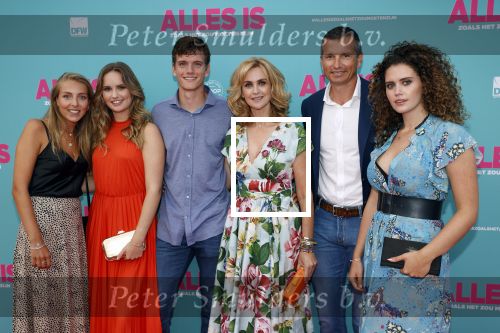 Amsterdam 29 juli 2020
Premiere alles is zoals het zou moeten zijn in euroscoop, De film is naar een boek van Daphne Deckers. Daphne kwam met haar man Richard Krajicek hun kinderen Emma en Alec en de vriendin van Alec