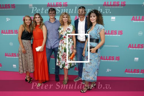 Amsterdam 29 juli 2020
Premiere alles is zoals het zou moeten zijn in euroscoop, De film is naar een boek van Daphne Deckers. Daphne kwam met haar man Richard Krajicek hun kinderen Emma en Alec en de vriendin van Alec