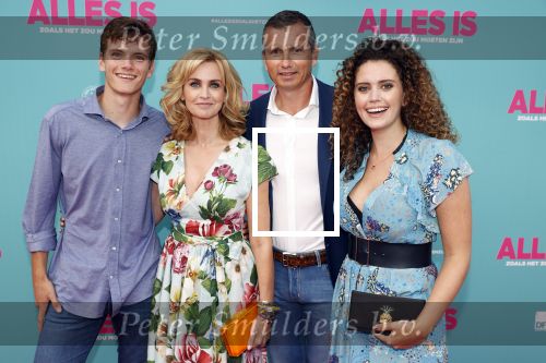 Amsterdam 29 juli 2020
Premiere alles is zoals het zou moeten zijn in euroscoop, De film is naar een boek van Daphne Deckers. Daphne kwam met haar man Richard Krajicek hun kinderen Emma en Alec en de vriendin van Alec