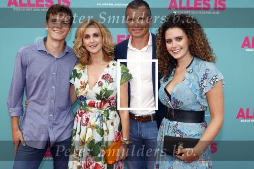 Amsterdam 29 juli 2020
Premiere alles is zoals het zou moeten zijn in euroscoop, De film is naar een boek van Daphne Deckers. Daphne kwam met haar man Richard Krajicek hun kinderen Emma en Alec en de vriendin van Alec