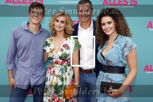 Amsterdam 29 juli 2020
Premiere alles is zoals het zou moeten zijn in euroscoop, De film is naar een boek van Daphne Deckers. Daphne kwam met haar man Richard Krajicek hun kinderen Emma en Alec en de vriendin van Alec