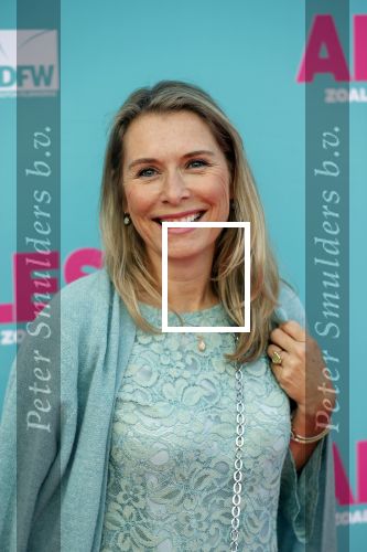 Amsterdam 29 juli 2020
Premiere alles is zoals het zou moeten zijn in euroscoop, De film is naar een boek van Daphne Deckers. Elle v Rijn kwam met een vriendin