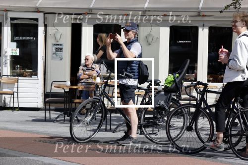 Amsterdam 28 juli 2020
Guy Pierce staat bij straatdansers in amsterdam zuid te kijken en te filmen