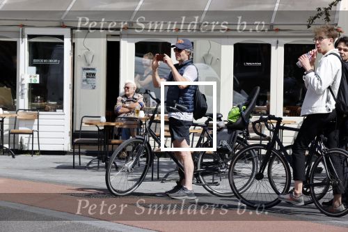 Amsterdam 28 juli 2020
Guy Pierce staat bij straatdansers in amsterdam zuid te kijken en te filmen