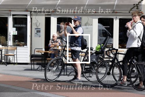 Amsterdam 28 juli 2020
Guy Pierce staat bij straatdansers in amsterdam zuid te kijken en te filmen