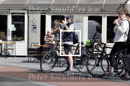 Amsterdam 28 juli 2020
Guy Pierce staat bij straatdansers in amsterdam zuid te kijken en te filmen