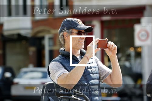 Amsterdam 28 juli 2020
Guy Pierce staat bij straatdansers in amsterdam zuid te kijken en te filmen
