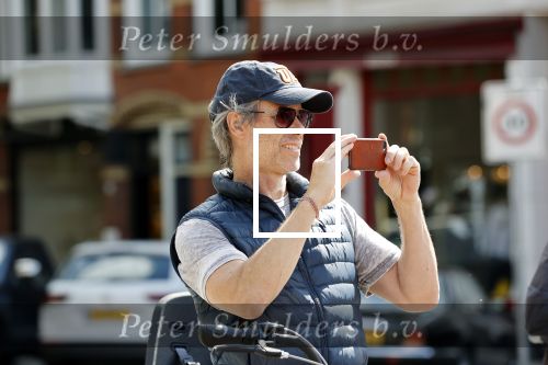 Amsterdam 28 juli 2020
Guy Pierce staat bij straatdansers in amsterdam zuid te kijken en te filmen