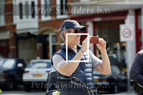 Amsterdam 28 juli 2020
Guy Pierce staat bij straatdansers in amsterdam zuid te kijken en te filmen