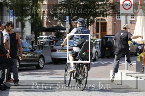 Amsterdam 28 juli 2020
Guy Pierce staat bij straatdansers in amsterdam zuid te kijken en te filmen