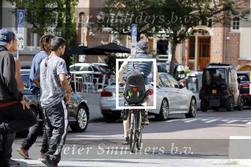 Amsterdam 28 juli 2020
Guy Pierce staat bij straatdansers in amsterdam zuid te kijken en te filmen