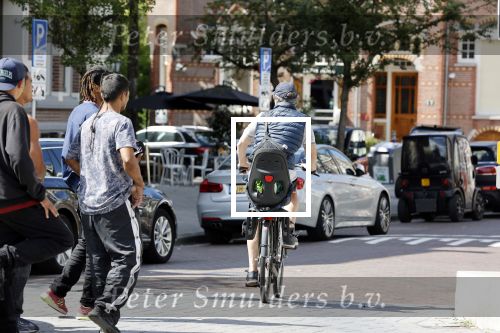 Amsterdam 28 juli 2020
Guy Pierce staat bij straatdansers in amsterdam zuid te kijken en te filmen