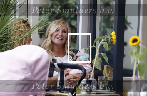 Amsterdam 24/25 juli 2020
Jaimy v Lent met haar baby/dochter op terras bij Joffers