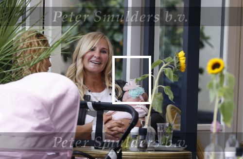 Amsterdam 24/25 juli 2020
Jaimy v Lent met haar baby/dochter op terras bij Joffers