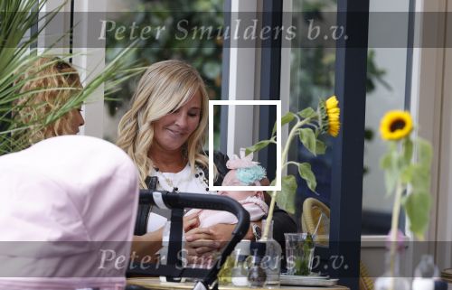 Amsterdam 24/25 juli 2020
Jaimy v Lent met haar baby/dochter op terras bij Joffers
