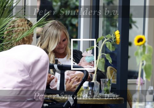 Amsterdam 24/25 juli 2020
Jaimy v Lent met haar baby/dochter op terras bij Joffers