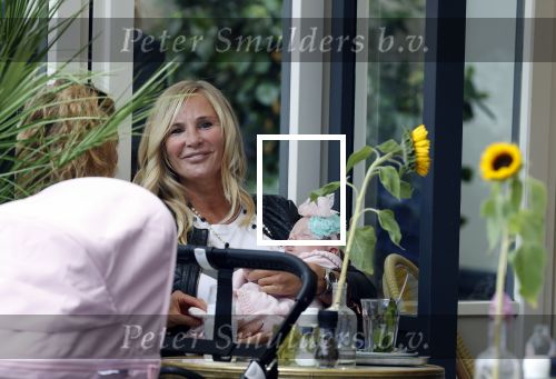 Amsterdam 24/25 juli 2020
Jaimy v Lent met haar baby/dochter op terras bij Joffers