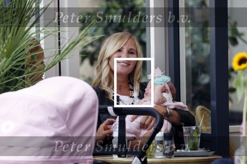 Amsterdam 24/25 juli 2020
Jaimy v Lent met haar baby/dochter op terras bij Joffers