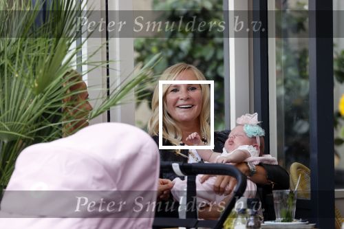 Amsterdam 24/25 juli 2020
Jaimy v Lent met haar baby/dochter op terras bij Joffers
