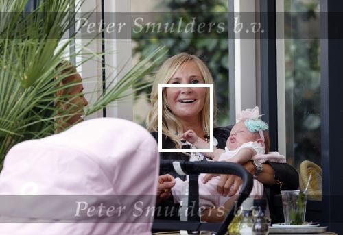 Amsterdam 24/25 juli 2020
Jaimy v Lent met haar baby/dochter op terras bij Joffers