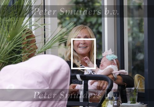 Amsterdam 24/25 juli 2020
Jaimy v Lent met haar baby/dochter op terras bij Joffers