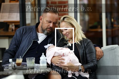 Amsterdam 24/25 juli 2020
Jaimy v Lent met haar baby/dochter en partner  op terras bij Joffers