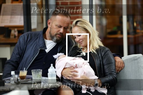 Amsterdam 24/25 juli 2020
Jaimy v Lent met haar baby/dochter en partner  op terras bij Joffers