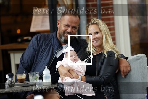 Amsterdam 24/25 juli 2020
Jaimy v Lent met haar baby/dochter en partner  op terras bij Joffers